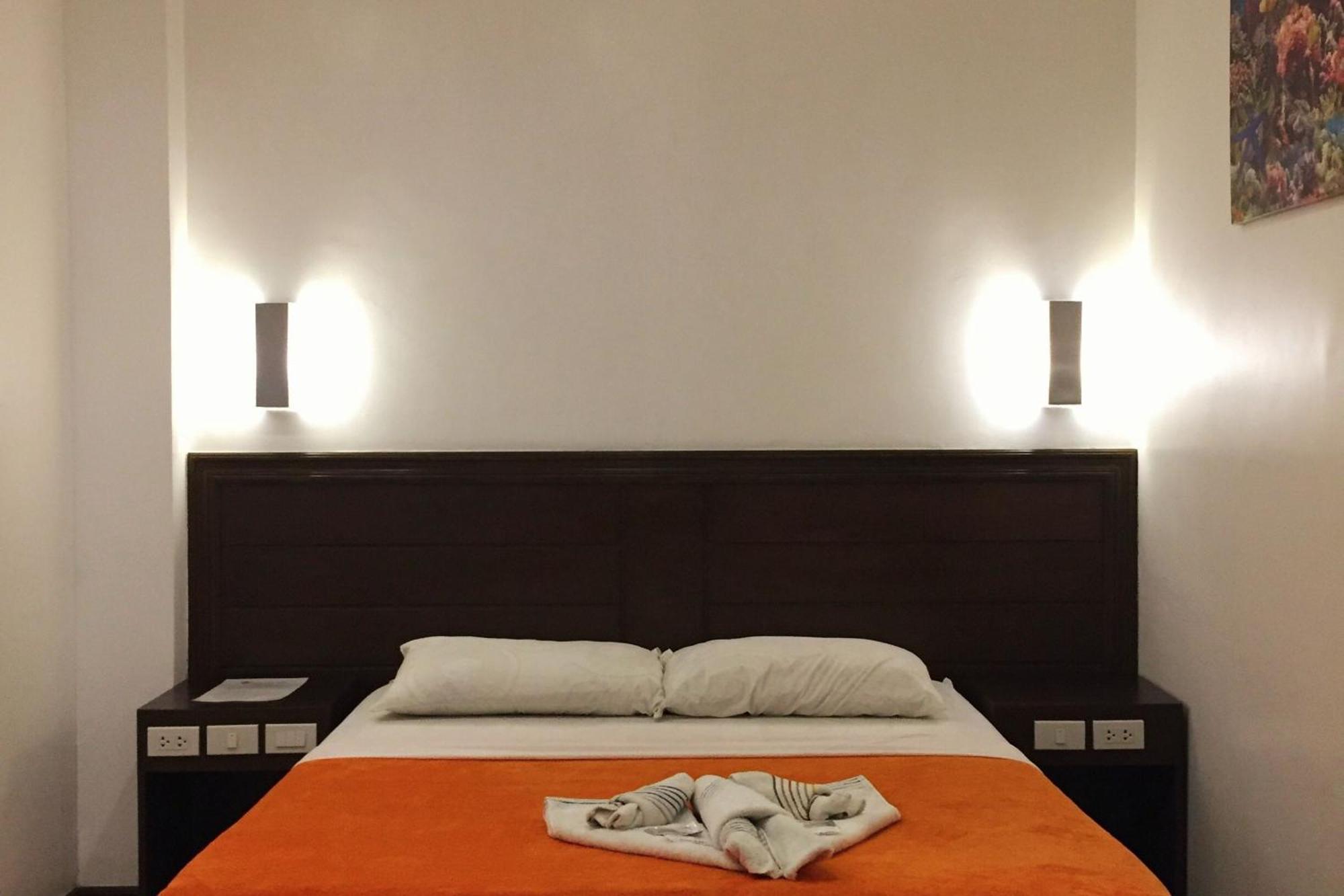 Pearli View Hotel Iloilo Powered By Cocotel Habitación foto